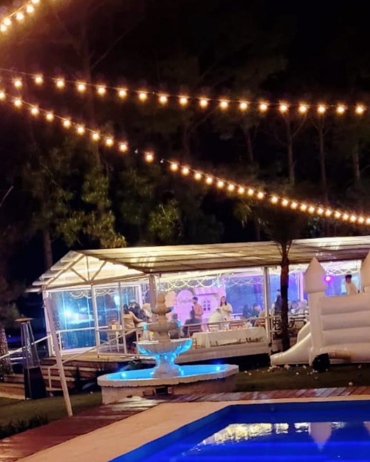 Guirnaldas de luces sobre el salón y la piscina