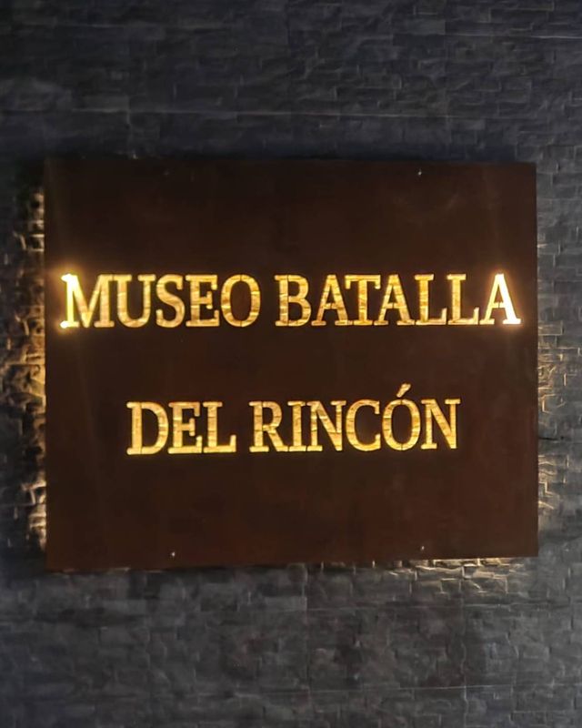 Cartel de chapa con letras iluminadas: Museo Batalla del Rincón