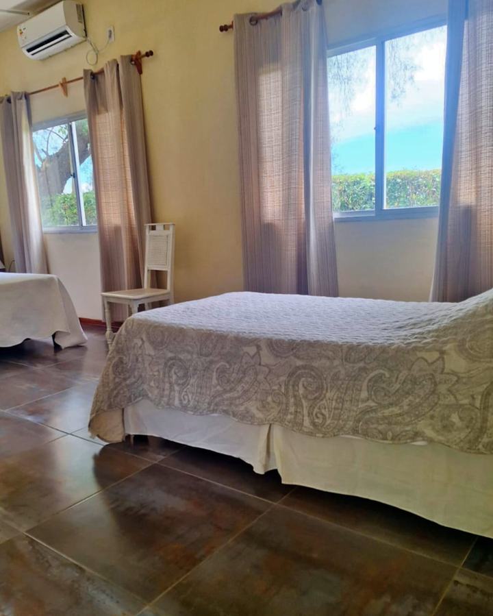 Cama con vista a la ventana y al jardín